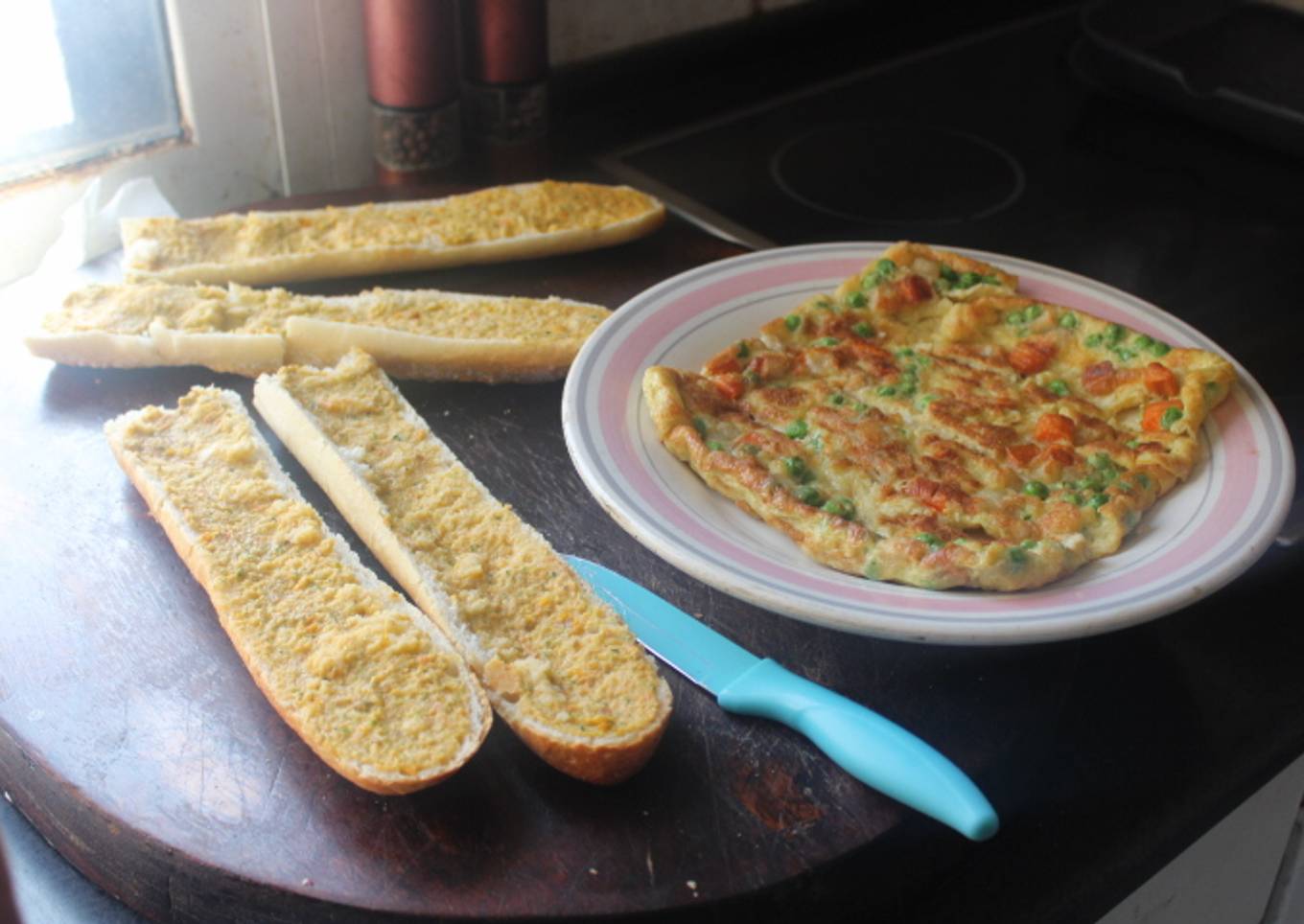 Tortilla cuadrada de tupinamba, zanahoria y guisantes