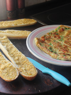 Una foto de Tortilla cuadrada de tupinamba, zanahoria y guisantes