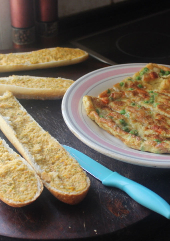 Una foto de Tortilla cuadrada de tupinamba, zanahoria y guisantes