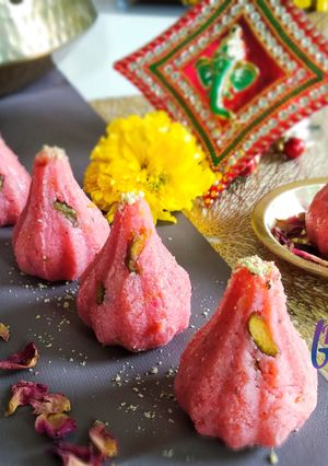 રોઝ રસ મલાઈ મોદક (Rose Rasmalai Modak recipe in gujarati) રેસીપી મુખ્ય ફોટો
