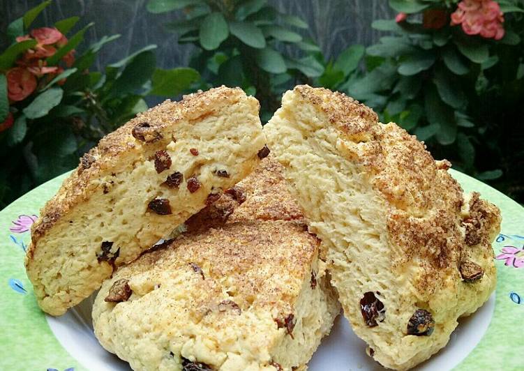 Raisin Scones with Cinnamon Topping