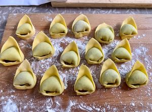 Foto di Tortelli bieta e ricotta saltati in padella con burro e oro