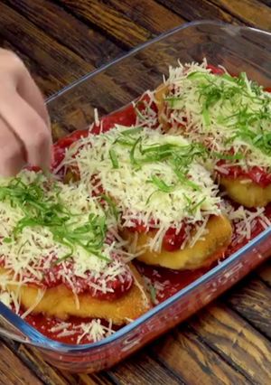 Une photo de Escalopes farcies sur un lit de sauce tomate