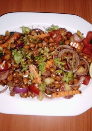A picture of Black chickpeas 🥗 salad 🍅🧅🥕🥒.