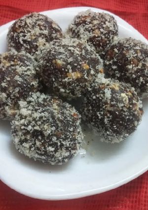 A picture of Dates, Nuts & Chocolate Balls.