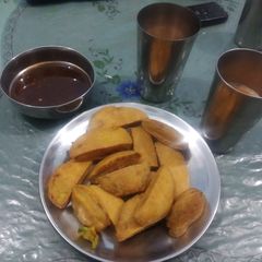A picture of Aloo pakora.