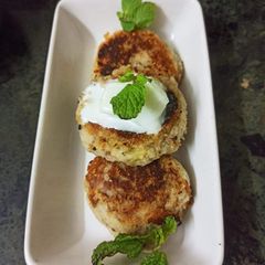 Vrat ki Tikki with curd cucumber dip A picture of Vrat ki Tikki with curd cucumber dip.