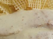 Una foto de bifes de pollo que tenga condimentos