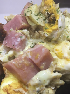 Una foto de Revuelto de alcachofas jamón y queso -fácil,rápido y rico 😜