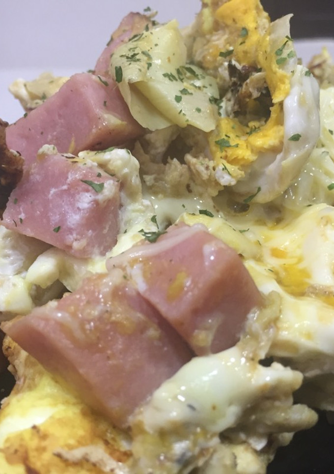 Una foto de Revuelto de alcachofas jamón y queso -fácil,rápido y rico 😜