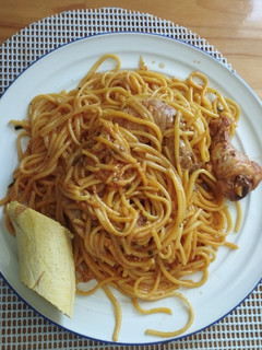 Una foto de Pastas de espagueti con alas a la cerveza
