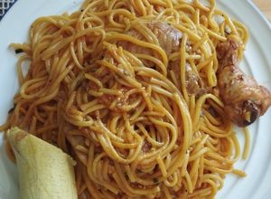Una foto de Pastas de espagueti con alas a la cerveza