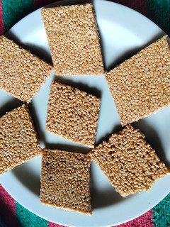 તલ ની ચીકી (Til Chiki Recipe In Gujarati) રેસીપી મુખ્ય ફોટો