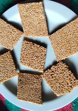 તલ ની ચીકી (Til Chiki Recipe In Gujarati) રેસીપી મુખ્ય ફોટો