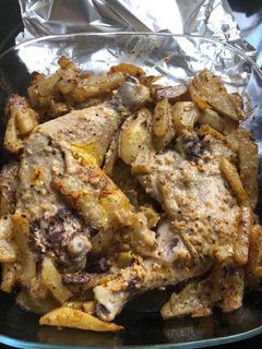 Una foto de Pollo con patatas al horno