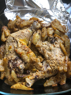 Una foto de Pollo con patatas al horno