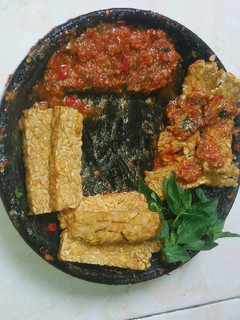 Foto resep Tempe penyet sambal kemangi pedas