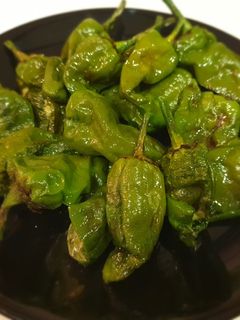 Una foto de Pimientos de padrón al microondas