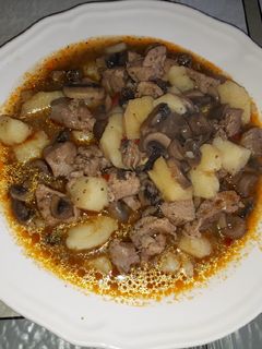 Una foto de Caldereta de champiñones con pollo