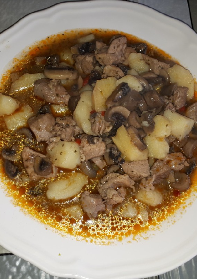 Una foto de Caldereta de champiñones con pollo