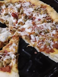 صورة لوصفة بيتزا بصوص البندورة والزيتون