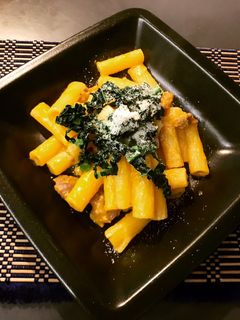 Foto di Pasta alla crema di zucca con salsiccia e cavolo nero