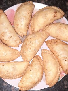 गुजिया (gujiya recipe in Hindi) रेसिपी मुख्य फोटो