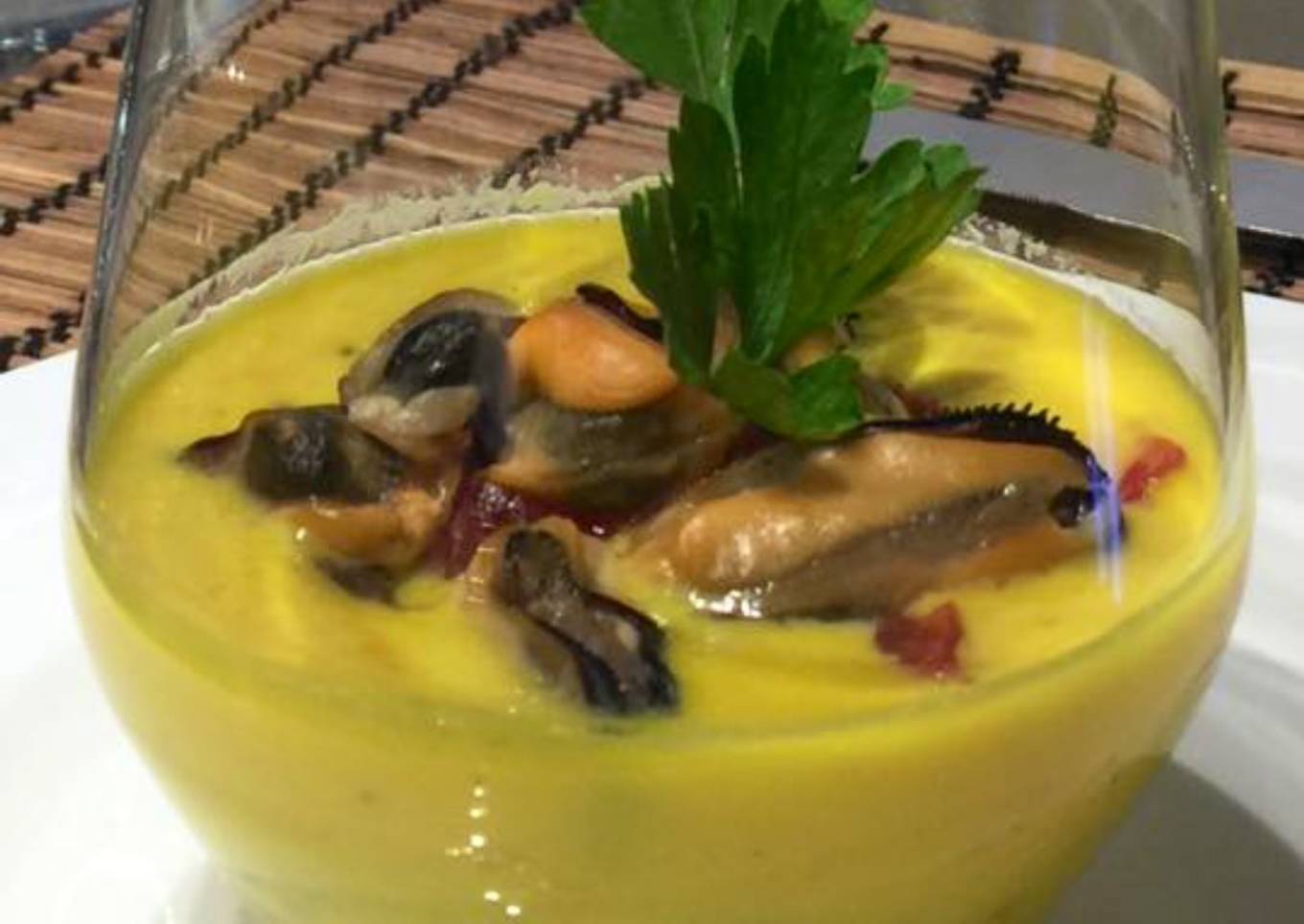Mejillones marinados con crema de azafrán en Thermomix