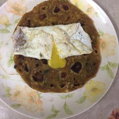 A picture of Lava egg on missi roti.