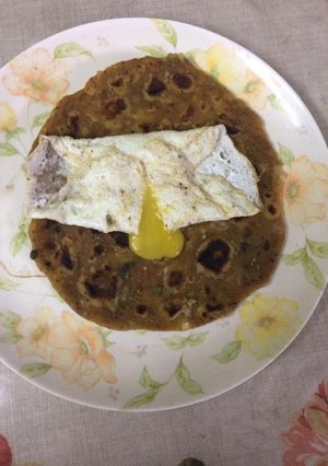 A picture of Lava egg on missi roti.