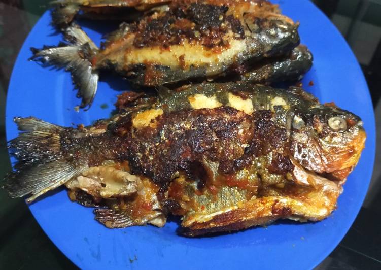 Proses memasak Ikan Bawal Bakar Pedas Manis yang enak