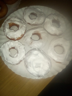 Una foto de Donas bañadas en merengue