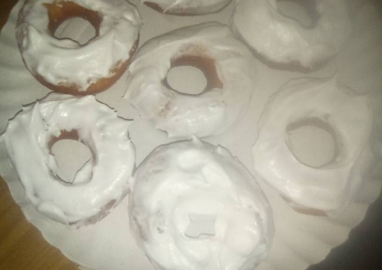 Donas bañadas en merengue