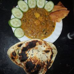 A picture of Shahi paneer with naan.