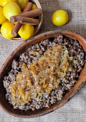 Una foto de Mujaddara, plato especiado de lentejas, arroz y cebollas fritas 🥘 Muŷaddara, el favorito de Esaú