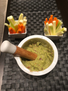 Una foto de Guacamole con crudites