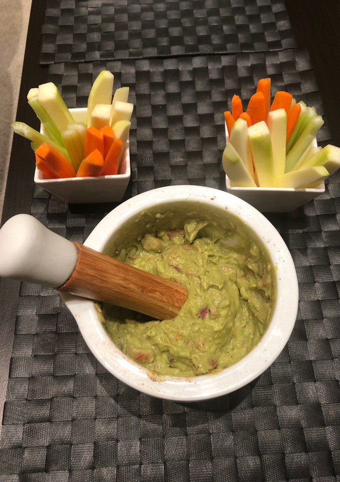 Una foto de Guacamole con crudites