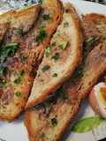 Pan tostado con anchoas y huevo hervido