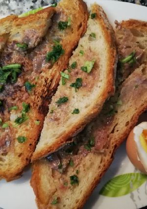 Una foto de Pan tostado con anchoas y huevo hervido