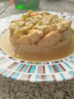 Una foto de Pechuga de pollo y curry verde tailandés a lo ChatGPT