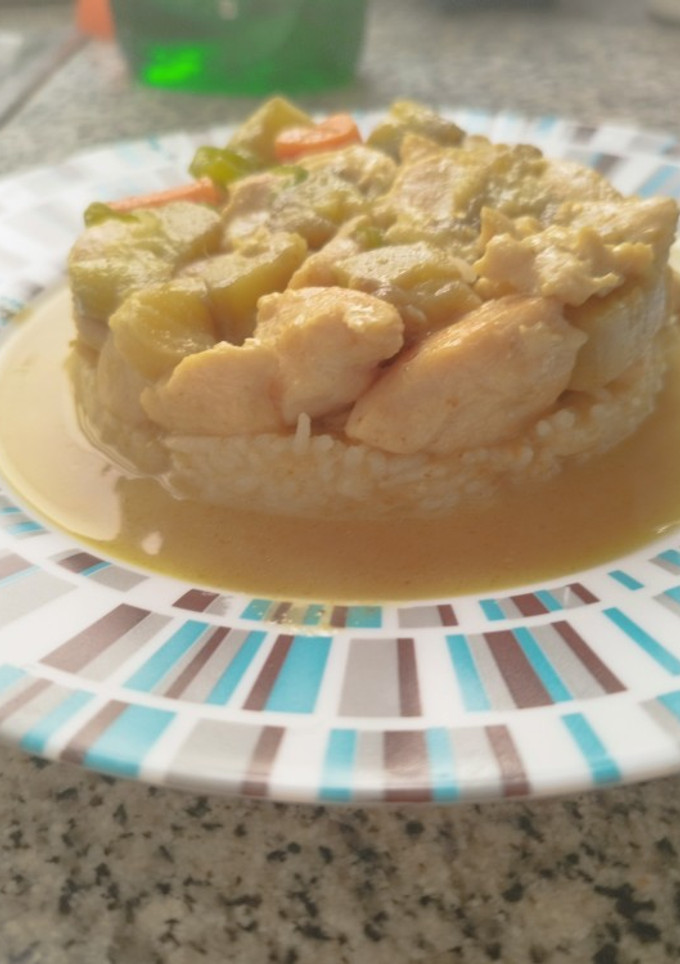 Una foto de Pechuga de pollo y curry verde tailandés a lo ChatGPT