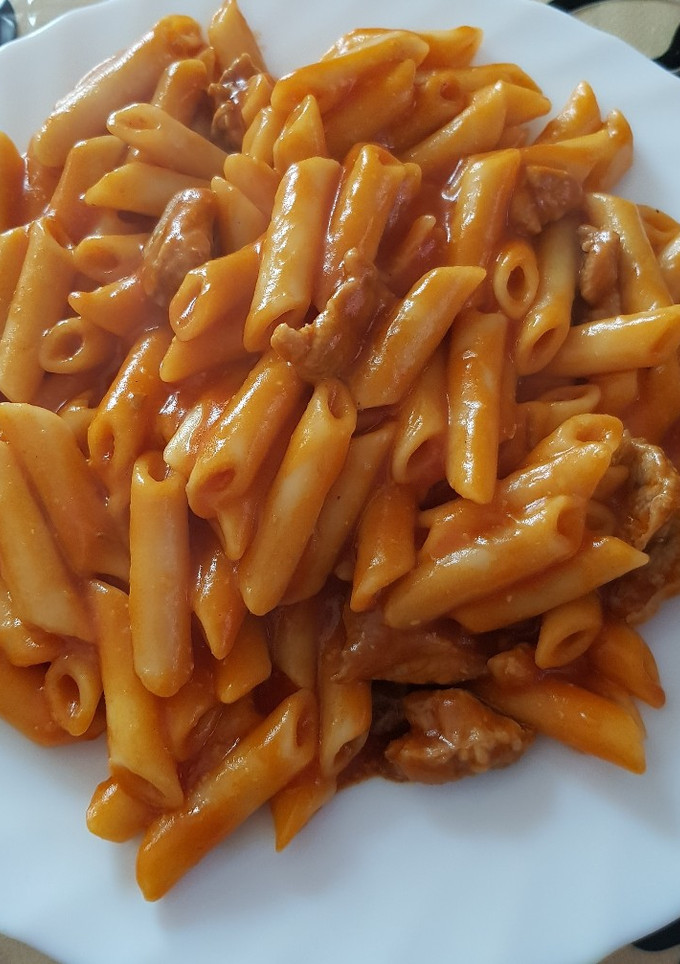 Una foto de Macarrones con carne de cordero y tomate