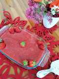 Dolce bicolore alle fragole e biscotti