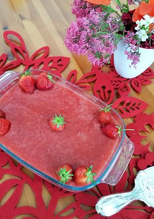 Foto di Dolce bicolore alle fragole e biscotti