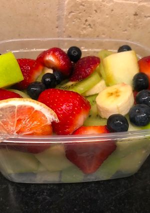 Epres gyümölcssaláta és ital recept fotója