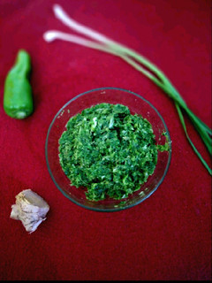 લીલા લસણ ની ચટણી (Green Garlic Chutney Recipe In Gujarati) રેસીપી મુખ્ય ફોટો