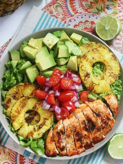 Una foto de Bowl de pollo, lima y salsa Sriracha