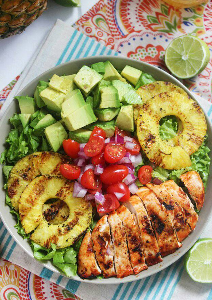 Una foto de Bowl de pollo, lima y salsa Sriracha