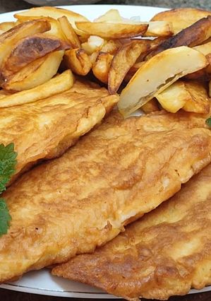Una foto de Filetes de merluza con patatas fritas