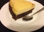 Una foto de chocoflan con leche